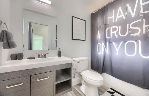 Stylish 3BR East Side Retreat w Patio & BBQ - Foto 13