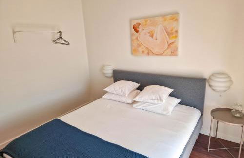 Riverfront 2 Bedrooms with Balcony - Photo 13