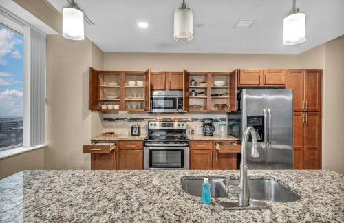 Luxury 13th Floor Condo: Downtown/ Parking 15 /Gym - Photo $