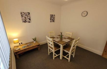 The Lawrence, Redcar - 2 Bedroom Victorian House - Free On-Street Permit Parking, Fast Wifi, Virgin TV - Perfect for Contractors, Families and Couples - Foto 9