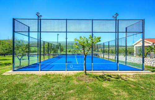 5-Bed Villa with Pool, Jacuzzi & Padel Court - Foto 43