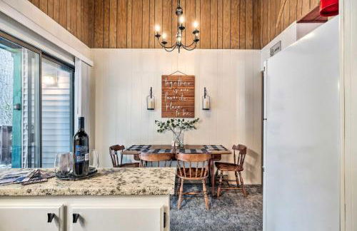 Pinecrest Retreat with Fireplace! - Photo 10