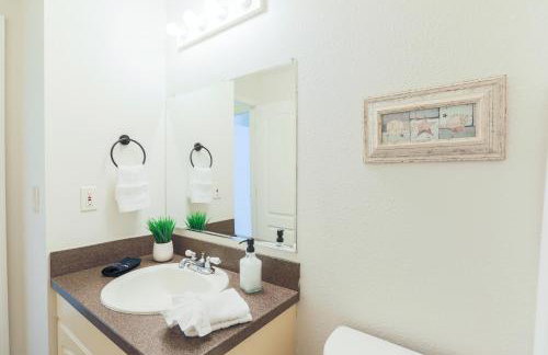 Salty Tide Getaway - Nightlife, Pool, Play, Beach - Foto 22