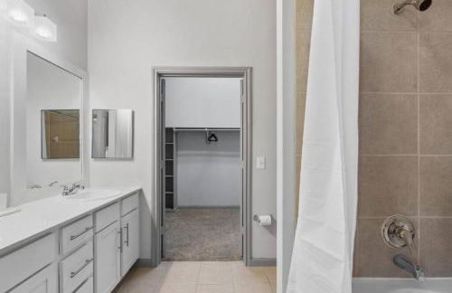 Modern Austin 2BR 2B Unit with Pool, Parking & WiFi - Photo 9