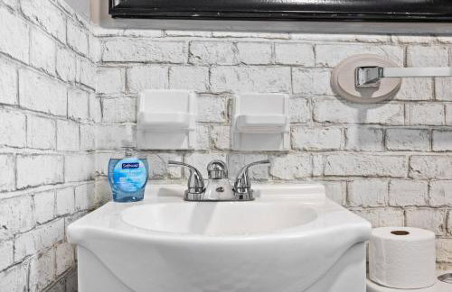 Cozy & Updated Unit in the Heart of the Highlands - Foto 49