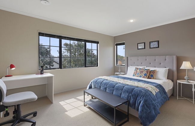 Spacious Family Home -Fully Fenced Yard - Foto 11