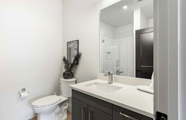 Sleeps 18 3 Modern Midtown Apartments w/ Gym + Pool Walkable to Shops & Eats - Foto 34