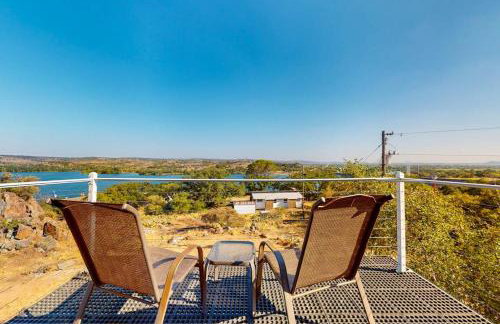 Lovely 2-Story Home with Upper & Lower Decks, Gorgeous Lake & Hill Country Views - Foto 3