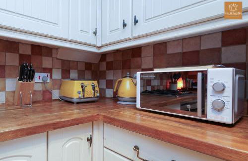 Gaia Cottages 3BR Home with Parking,WIFI,Garden,EV & Desk - Foto 4