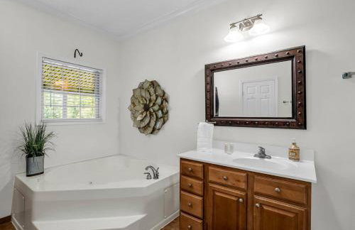 Peaceful Lake Lure Cabin, Hot Tub, Huge Screened Porch, Private Beach - Foto 19