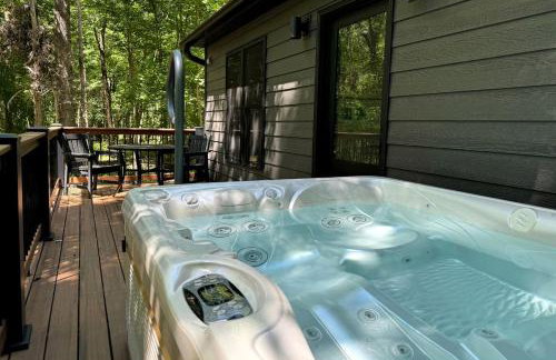 Chic Modern Cabin with Jacuzzi Ideal for Couples in Carbondale, Illinois - Foto 2
