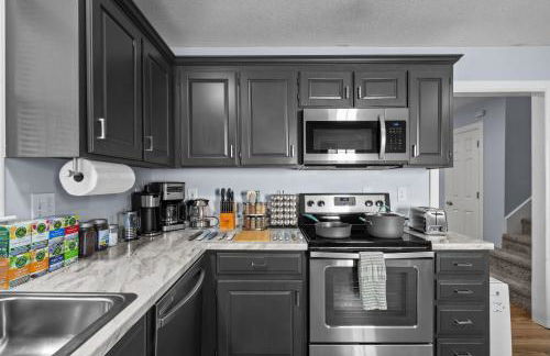 New Spacious Renovated Townhouse - Foto 11