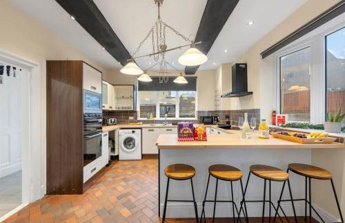 Spacious 6-Bed with Pool Table Desks in every room - Foto 12