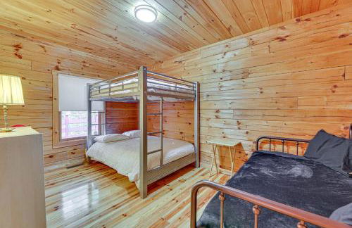 15 Mi to Snowshoe Resort Cabin with Deck and Fire Pit - Foto 15