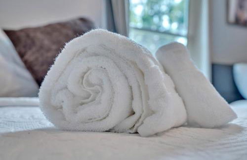 Shades of Gray 4BR Home w Mini Fridges - Foto 34