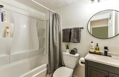 Cozy stay for 2, 5 Min Drive to Base, Full Kitchen, Shared Hot Tub & Pool, Restaurants Nearby! - Photo 6