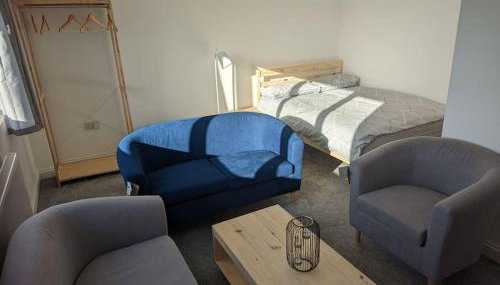 Flat with great transport links - Photo 2