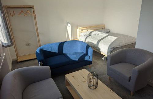 Flat with great transport links - Photo 2