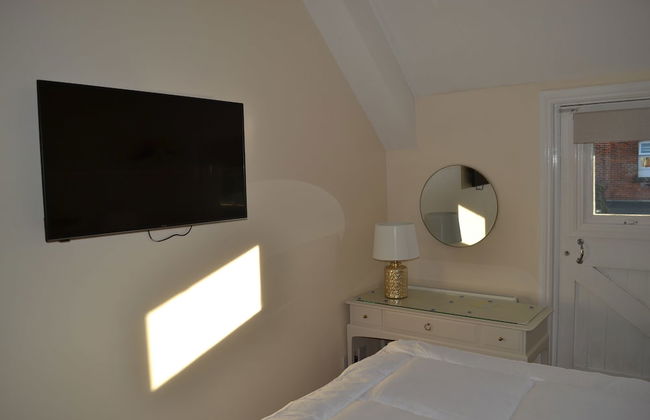 Frinton Escapes - The Cottage - Photo 10