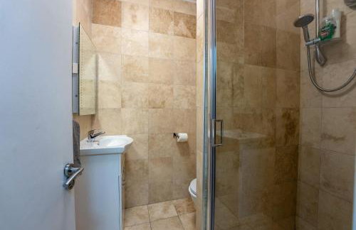 Modern Studio Flat with Balcony in Heart of London - Foto 9