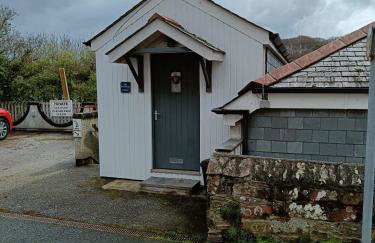 Beautiful 1-bed Riversi Cottage Located in Malpas - Photo 10