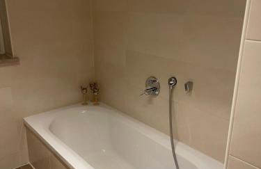 Helle großzügige ruhige Dreizimmerwohnung in Altstadtnähe mit kostenlosem Tiefgaragenstellplatz - Foto 5