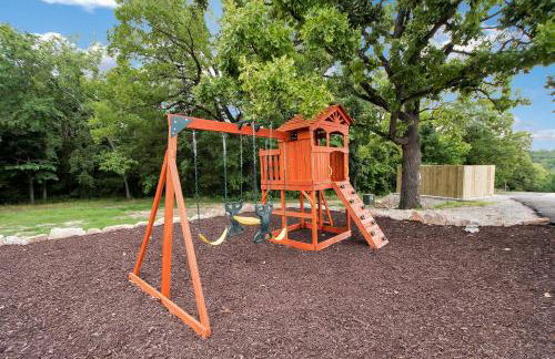 Lavish Retreat with Decks, Steps to Table Rock Lake! - Foto 40