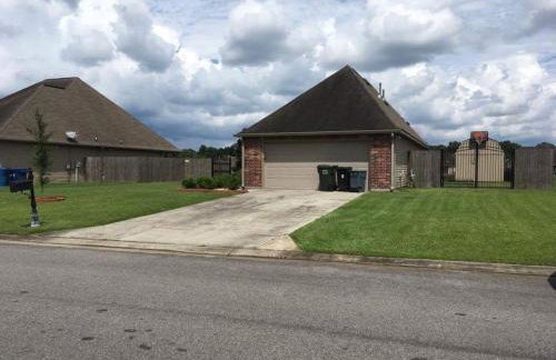 4BR 2BA Family Home On a Lake - Foto 1