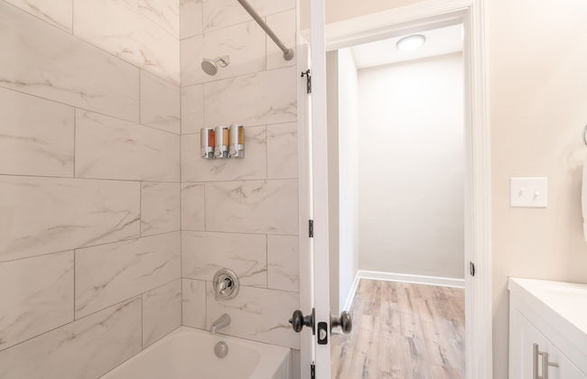 Designer Townhome 2 of 3 Left Side - JZ Vacation Rentals - Photo 19