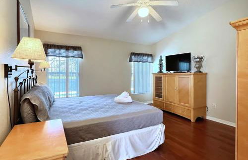 Lovely Lakeside 4-Bed Pool Home at Villa Sol-3125 - Foto 18