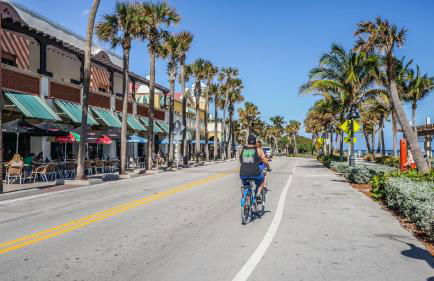 M Lake Worth Beach - Modern Villas Near West Palm Beach, Chic Retro Vibes, King Bed, Cozy Backyard, BBQ, Workspace, High-Speed Internet, Free Parking, 5 Minutes to Downtown & Beach - Foto 13