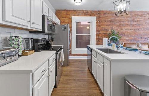 Steps Away From Mass Ave in Heart of Indy with Balcony - Foto 16