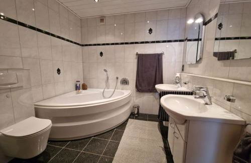 Stilvolle EG-Wohnung - Foto 2