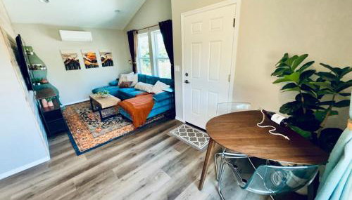 Colorful Comfort 3 Bedroom Home with Fenced yard - Foto 4