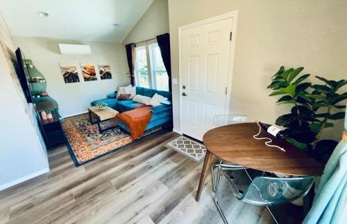 Colorful Comfort 3 Bedroom Home with Fenced yard - Foto 4