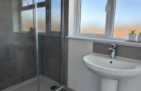 Modern & Spacious Home in Exeter - Smart TV & Xbox - Foto 13