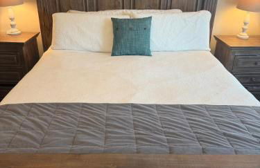 Ultimate Backyard Oasis, Heated Pool, Spa and Lake - Foto 21