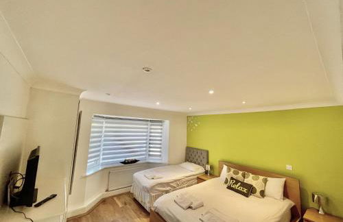 Luxury Pamper Home Hot Tub & Sauna Ladies Retreat - Photo 29