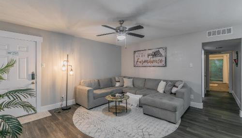 Cozy 2BR Farmhouse Apt - Sleeps 8 - FREE Parking! - Foto 2