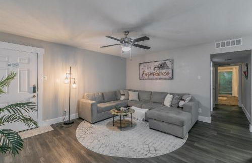 Cozy 2BR Farmhouse Apt - Sleeps 8 - FREE Parking! - Photo 2