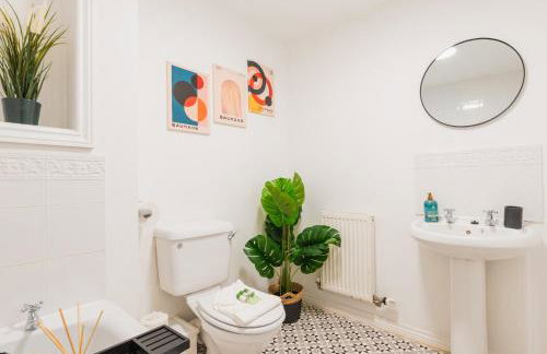 Spacious 5 Bedroom House Sleeps 9 with Parking - Foto 21