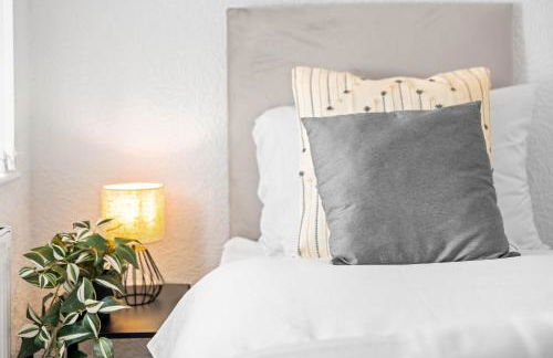 Two Bedroom Apartment - On Street Parking Available - Netflix - Wifi - Top Rated - 311M - Photo 25