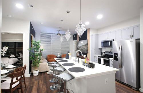 Chic 2BR-w Parking, Near Rvrwalk, Dome & Conv Ctr - Foto 9