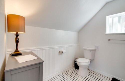 1 Mi to Dtwn Coos Bay Sleek Apt with Deck and Views! - Foto 17