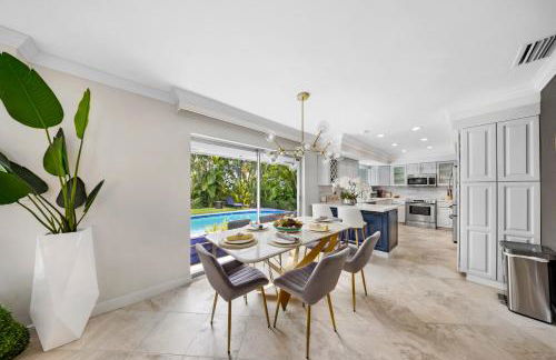 Tropical Villa Retreat with Private Pool & Peaceful Backyard - Stylish Escape in a Tranquil Residential Area - Foto 16