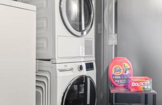 Stunning Downtown Apartment with Pool, Laundry, Parking - Foto 13