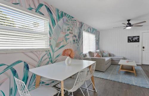 5 min Beaches~Mini Golf~Pool Table~Pets~KING BED + - Foto 6