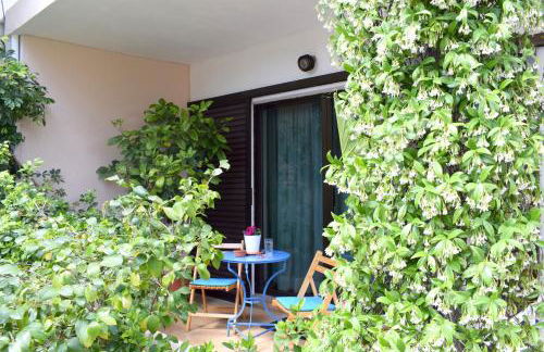 Violet Bedroom and Apartment - Photo 33