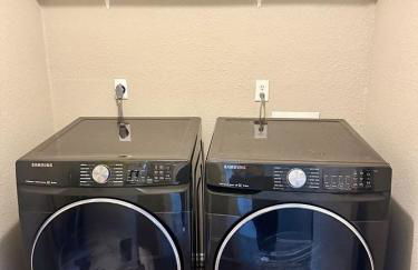 Modern 2BR Stay with Large Parking Pet Friendly - Foto 29