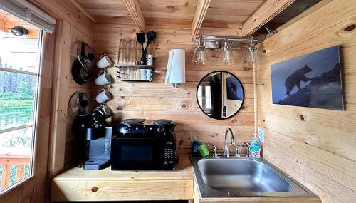 Romantic Lakefront Cabin with Mountain Views, Perfect for a Trip to Cantwell, Alaska - Foto 3